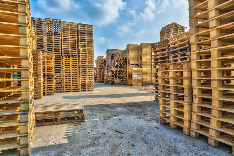 La nouvelle directive européenne sur les déchets d'emballages encourage la réutilisation, le recyclage et la réparation des matériaux d'emballage, tels que les palettes.